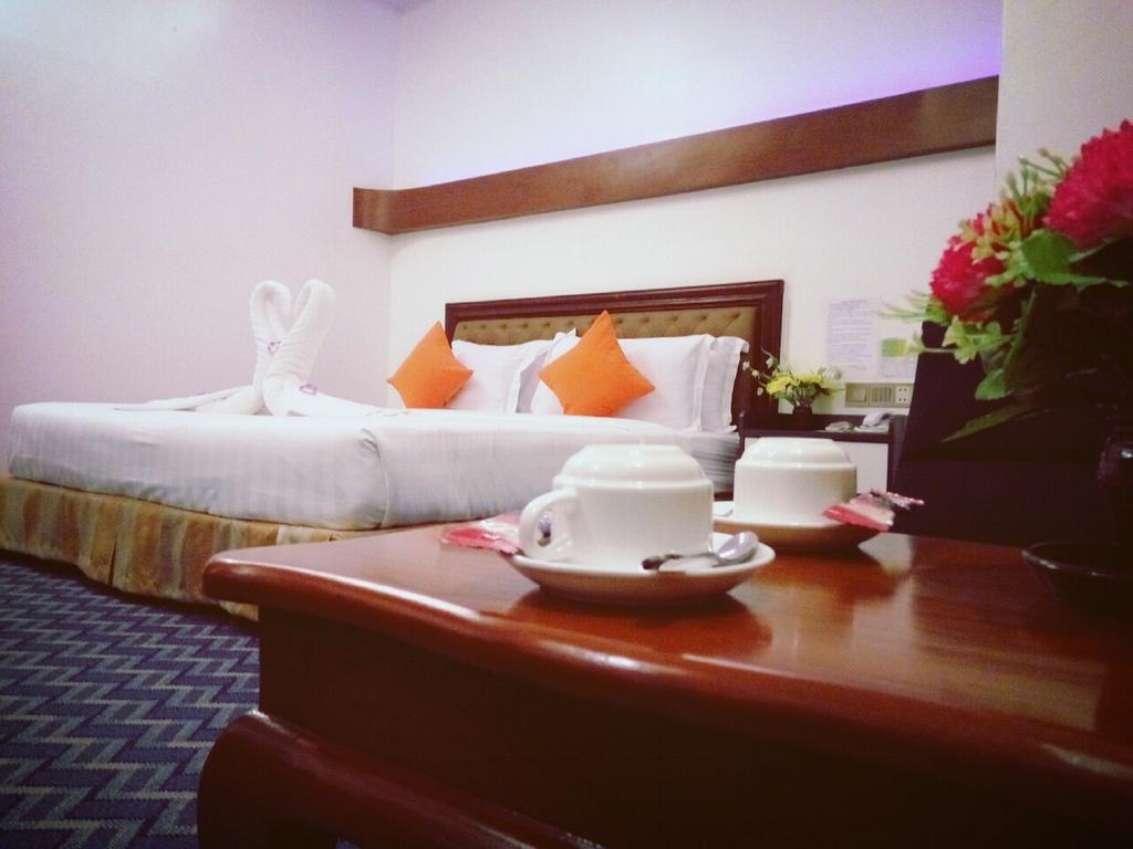 Perfect Hotel Мандалей Екстериор снимка